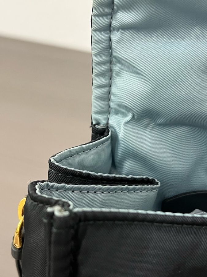 Prada/普拉達 黑色尼龍泡芙郵差包-15