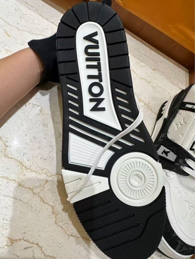 #百搭款#暢銷#LV Trainer 經典黑白 Monogram 壓紋休閒運動鞋 尺寸9.5 閒置新-10