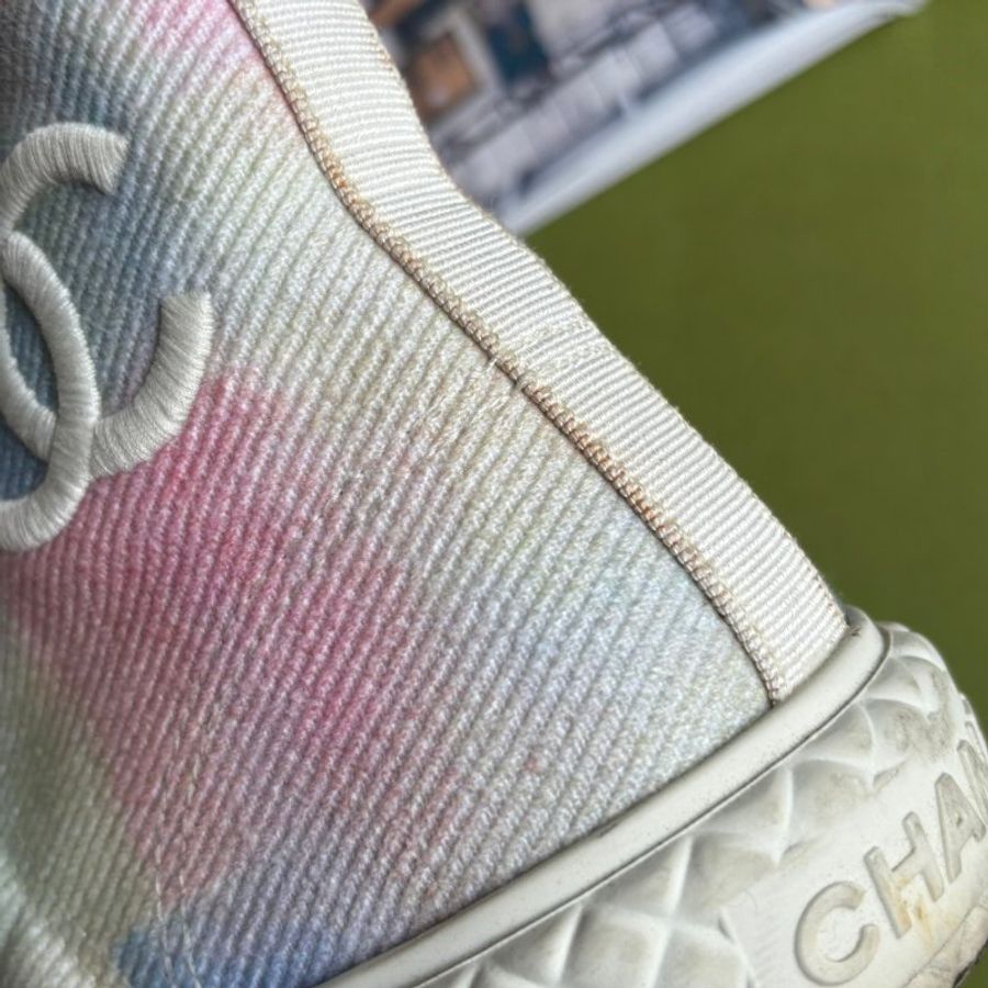 38.5號🦄🌈 ::CHANEL:: 白色雙C LOGO 粉彩渲染菱格紋高筒休閒鞋 Printed Fabric High Top CC Sneakers-5