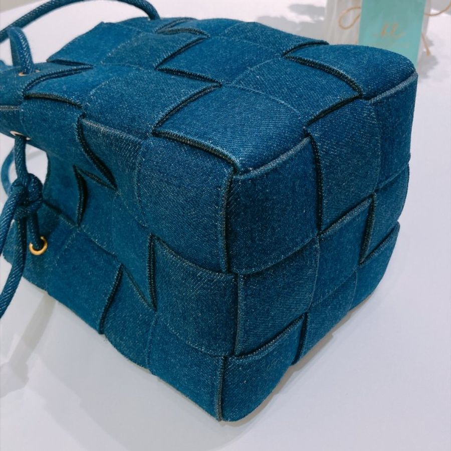 TW4999 Bottega Veneta 寶緹嘉 罕見牛仔布編織 肩背 桶包 小號Cassette Bucket Bag Small Denim-8