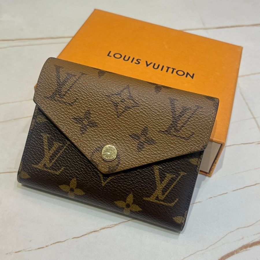 *SHIHNA名牌精品* LV M81557 經典VICTORINE 雙色三折短夾-0