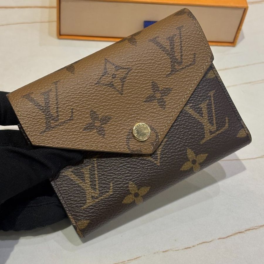*SHIHNA名牌精品* LV M81557 經典VICTORINE 雙色三折短夾-12