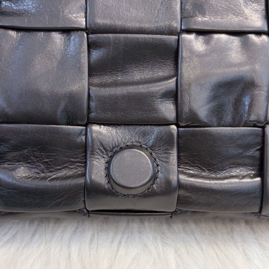 BOTTEGA VENETA BV 717587 CASSETTE 黑色羊皮油蠟皮編織卡帶斜背包|肩背包 編織包-21