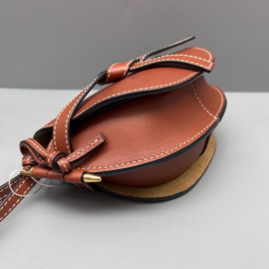 LOEWE 98新 棕色Gate mini馬鞍包 尺寸 20×12-4