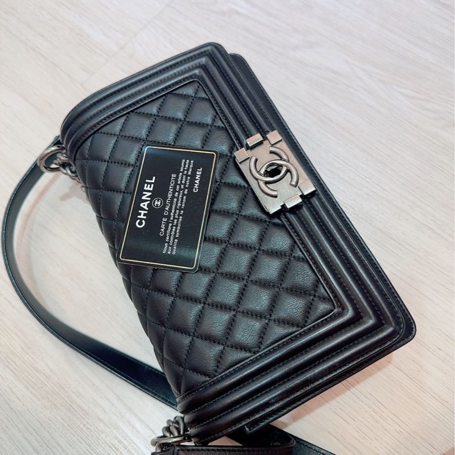 CHANEL Le boy中號 羊皮 銀扣-17