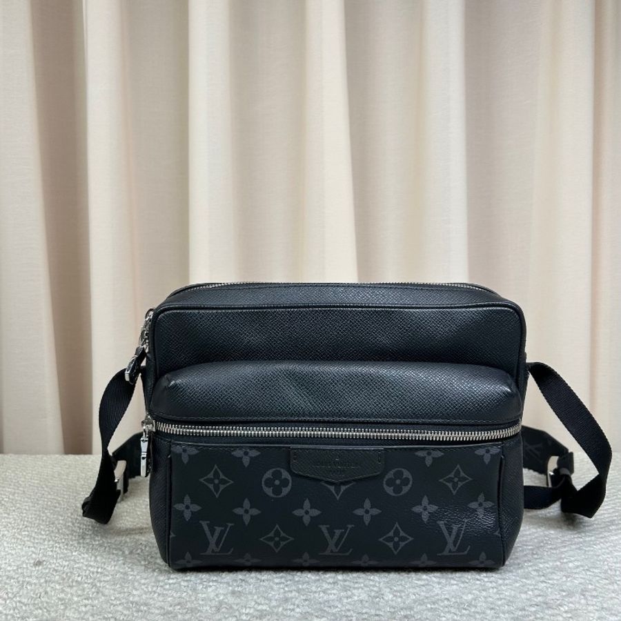 Louis Vuitton Outdoor黑花經典郵差包-0