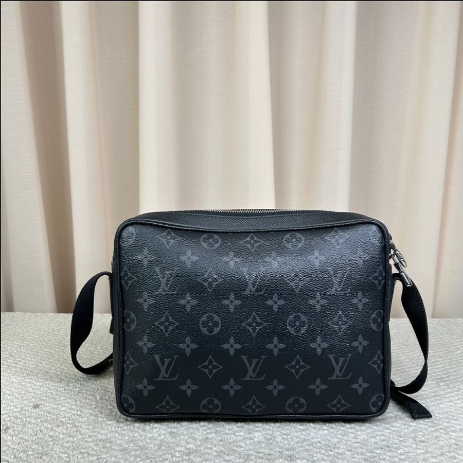 Louis Vuitton Outdoor黑花經典郵差包-1