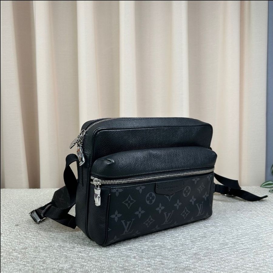 Louis Vuitton Outdoor黑花經典郵差包-2