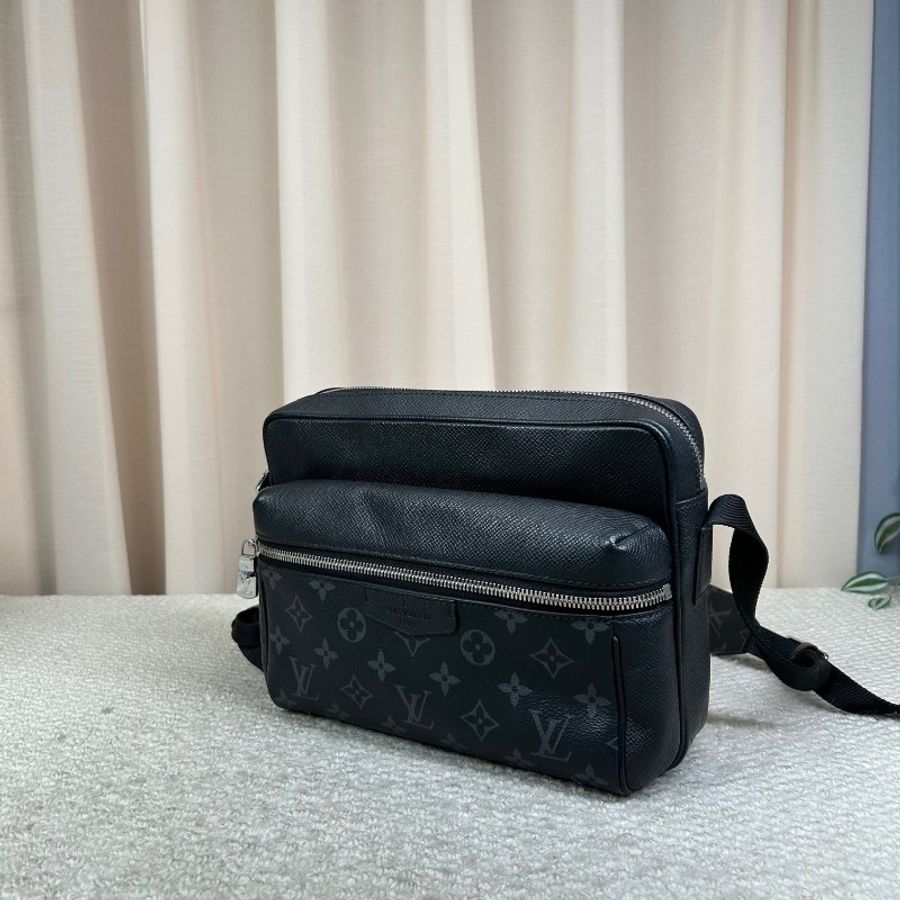Louis Vuitton Outdoor黑花經典郵差包-3