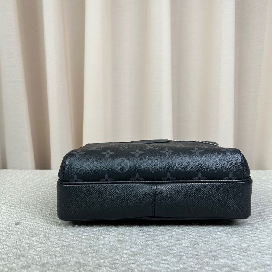 Louis Vuitton Outdoor黑花經典郵差包-4