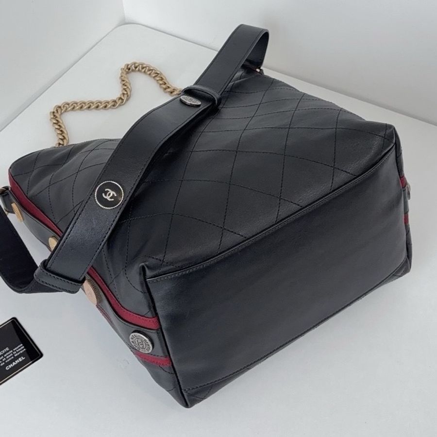 【近新閒置品】Chanel香奈兒 黑金菱格嬉皮士Hobo徽章中號水桶包手提單肩斜背包鏈條包-5
