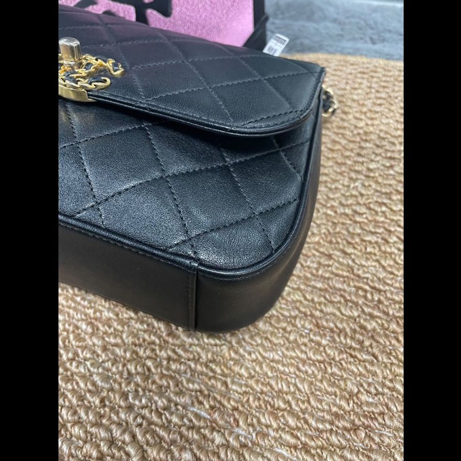 Chanel 19 handle 
black x ghw-8