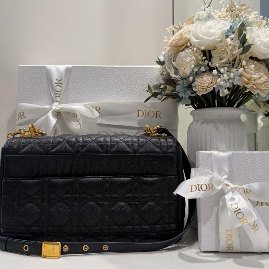 Dior Caro 黑色中型 藤格紋小牛皮 (25.5*15.5*9 cm)-1