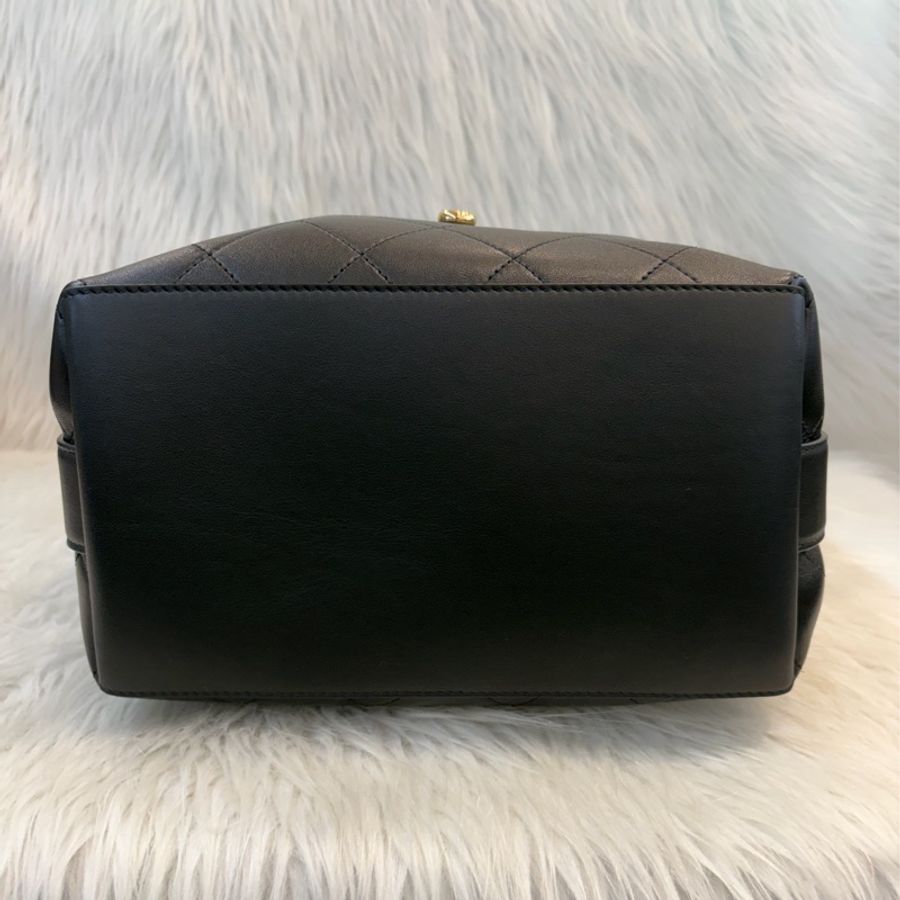 CHANEL AS6584 2026 秋冬前導系列(台灣缺貨)黑皮 金釦 水桶包 肩背包-4