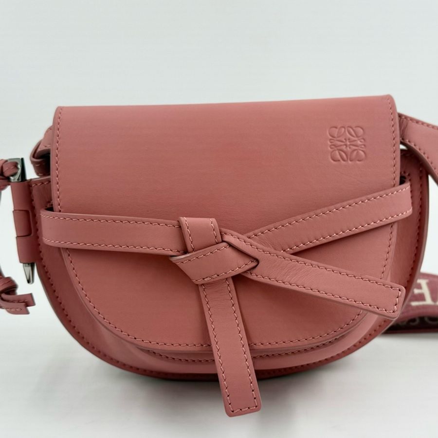 LOEWE🤍玫瑰粉寬背帶mini gate斜背包-16
