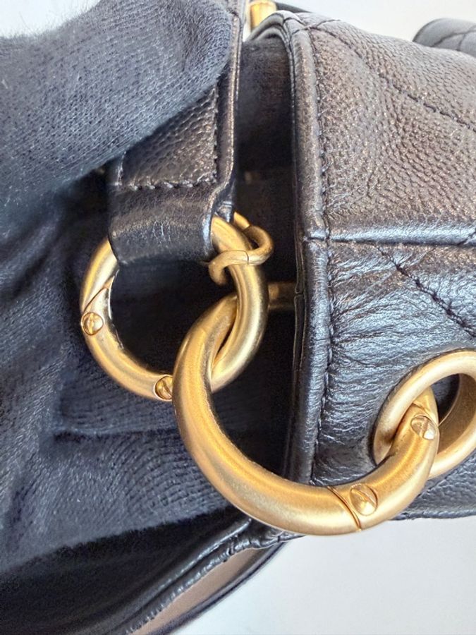 CHANEL✨AS5384黑金荔枝嬉皮包hobo小號-65