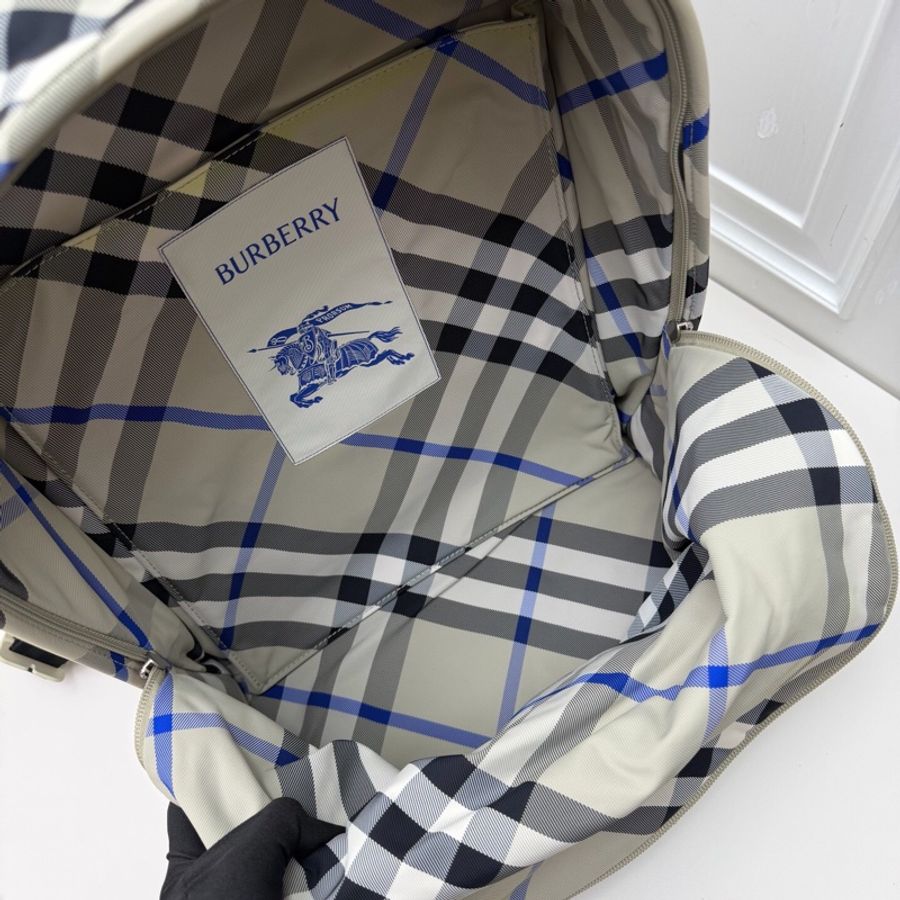 閒置新帶吊牌未使用 BURBERRY 藍黑色斜格紋雙肩包 尼龍面料自重輕 耐造 通勤出遊都適配男女同款 低調又有辨識度 日常出行的百搭剛需款~~(僅運輸壓置痕跡)尺寸:32.5*38*17 附件:說明書 -8