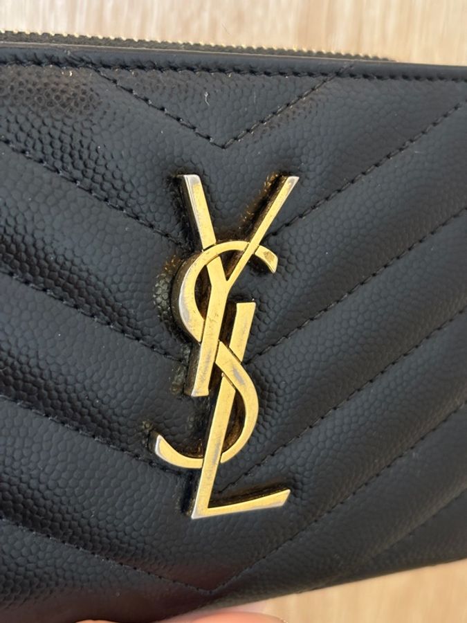 YSL 黑荔枝牛皮金釦ㄇ拉零錢袋6卡對開扣式短夾-27