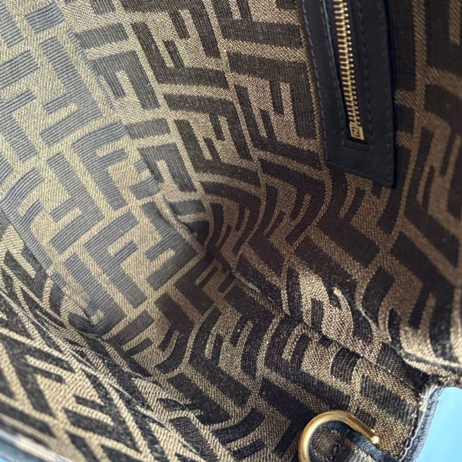 ::FENDI:: Baguette 經典立體金色 FF 金屬磁扣 滿版緹花大法棍肩背包 手提包 腋下包-31