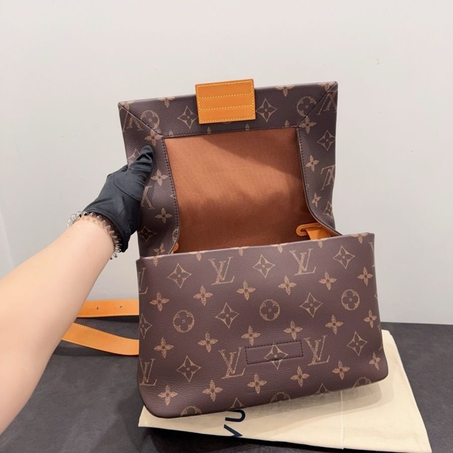 LV路易威登 Take Out系列棕色全皮老花印花郵差包 磁吸扣翻蓋 芯片款-4