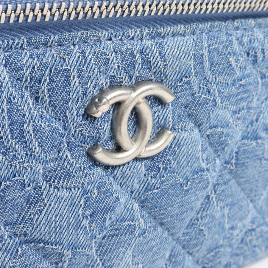 CHANEL 牛仔布Vanity Case鏈帶肩背袋-9