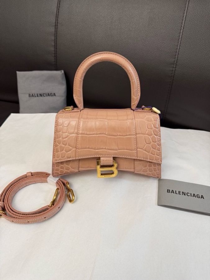 ✨Balenciaga巴黎世家|粉色鰐魚壓紋牛皮金扣沙漏包xs號|98新-1