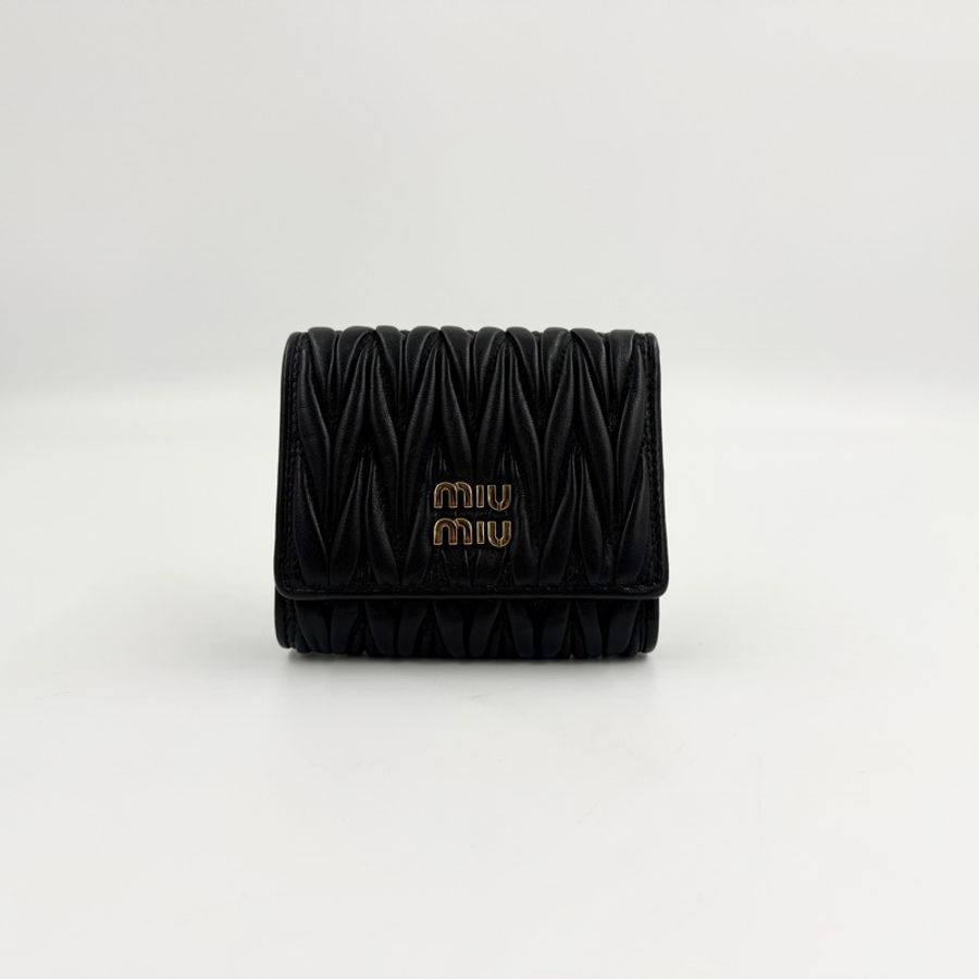 MIUMIU黑色羊皮抓皺金釦三折零錢短夾5MH033-0