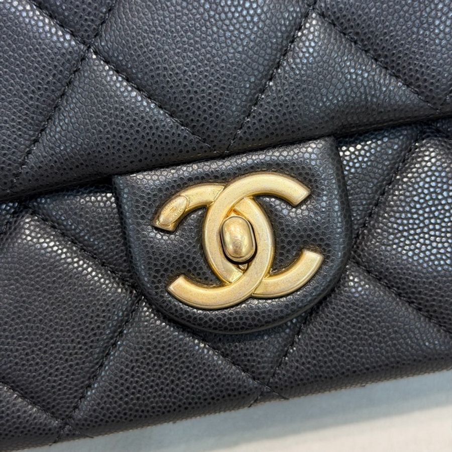 CHANEL 魚子醬黑金20CM FLAP BAG 近代芯片款 XB118-23